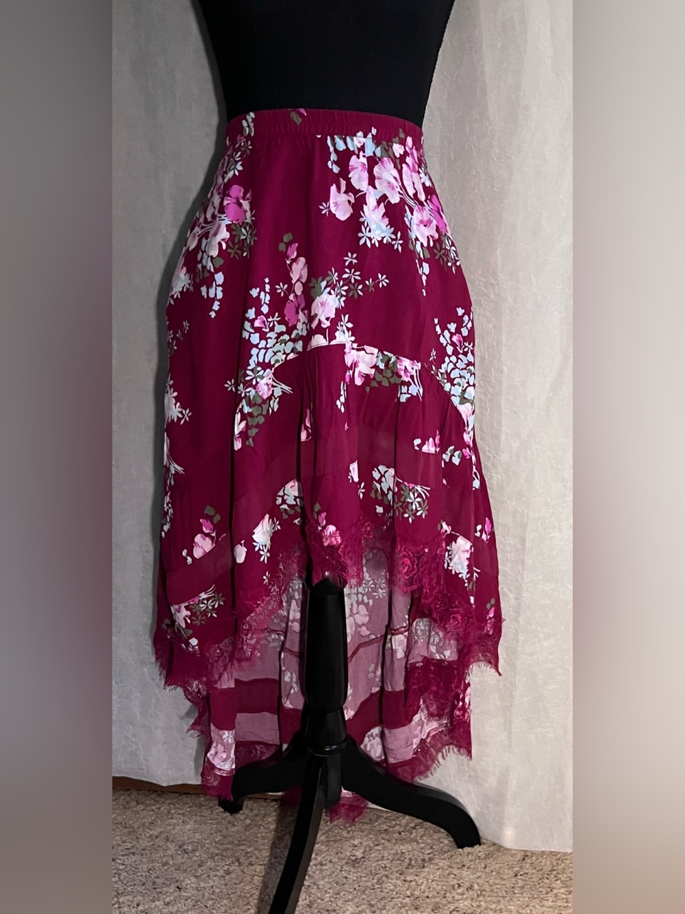 Express Floral High-Low Lace-Hem Skirt in Wine and Pink - Picture 1 of 7